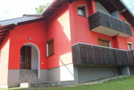 Adaptirana kuća sa pomoćnim objektom i zemljištem, 250 , Bosanska Krupa