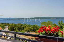 Stan s garažom i panoramski pogledom, 63 , Crikvenica